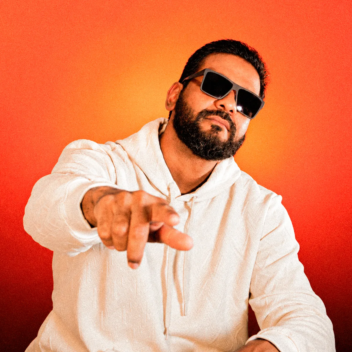 Retrato do NuTom em fundo laranja